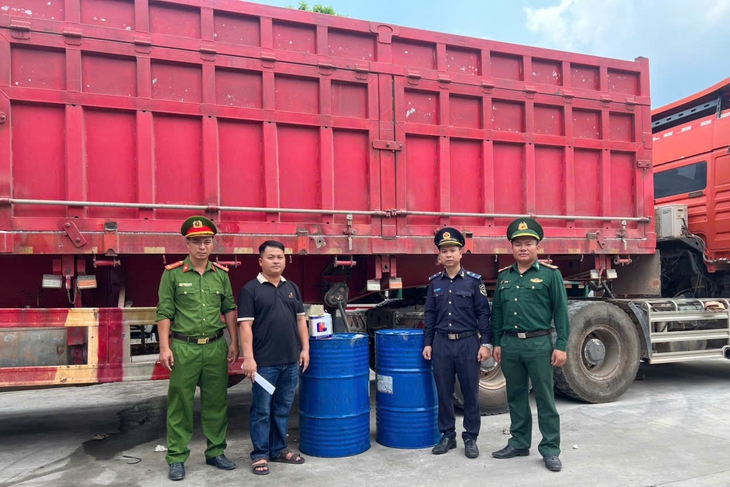 Số dầu lậu được tháo khỏi thùng chứa, niêm phong chờ xử lý - Ảnh: Hải quan Quảng Trị