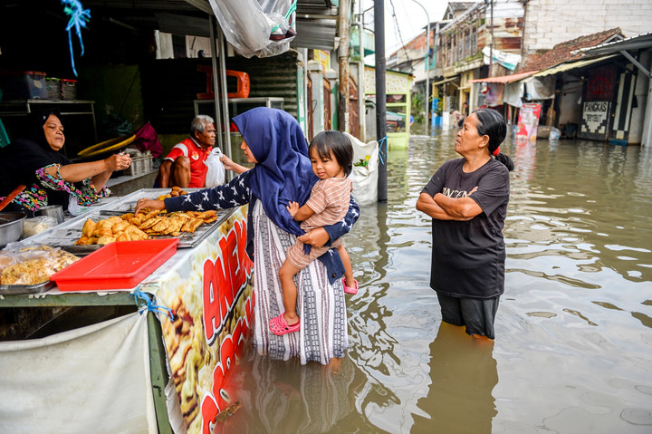 Air luapan Sungai Citarum juga merendam ratusan rumah di Kecamatan Dayeuhkolot dengan ketinggian mencapat 1 meter. Sementara akses jalan yang menghubungkan Dayeuhkolot-Banjaran juga terputus. Foto: Raisan Al Farisi/ANTARA FOTO