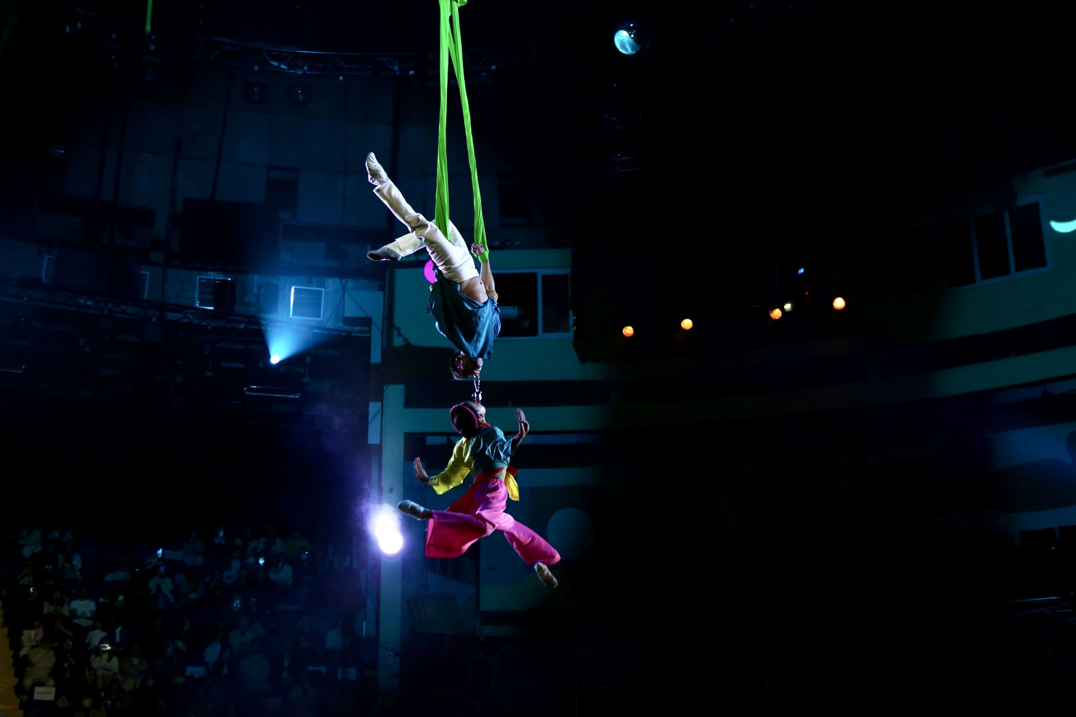 Nghệ sĩ xiếc và những khoảng lặng sau tấm rèm nhung