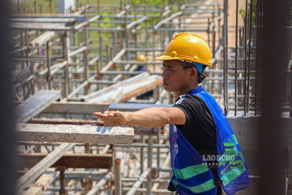 Công nhân làm sớm, đảo ca để tránh nắng nóng trên công trường