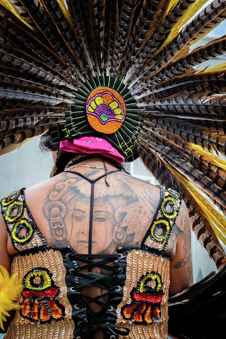 メキシコ　ルチャリブレ　ミラー　Ídolos de la Afición Aztec dancers amaze onlookers at SF.'s soggy Cesar Chavez-free