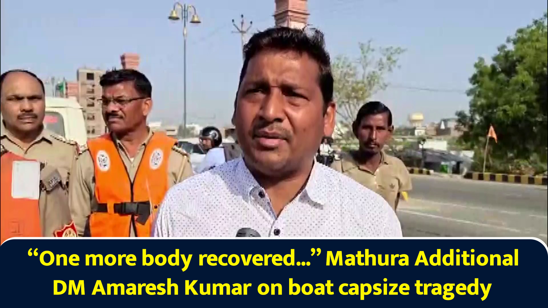 One more body recovered... Mathura Additional DM Amaresh Kumar on boat ...