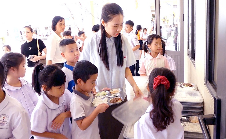 Bữa ăn bán trú và 'người chưa bị lộ'