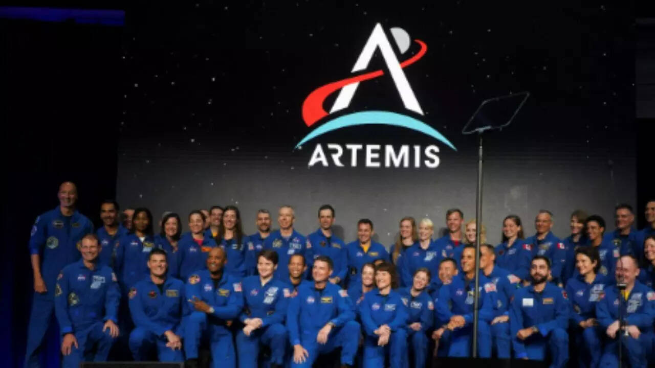 Apple CEO Tim Cook congratulates NASA astronauts on successful Artemis ...