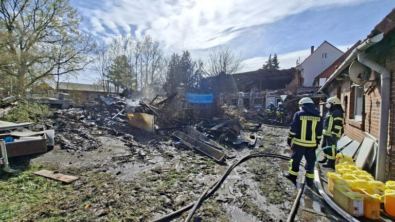 Werkstatt in Vollbrand: Feuer legt Vechelder Hauptstraße lahm - mit Video
