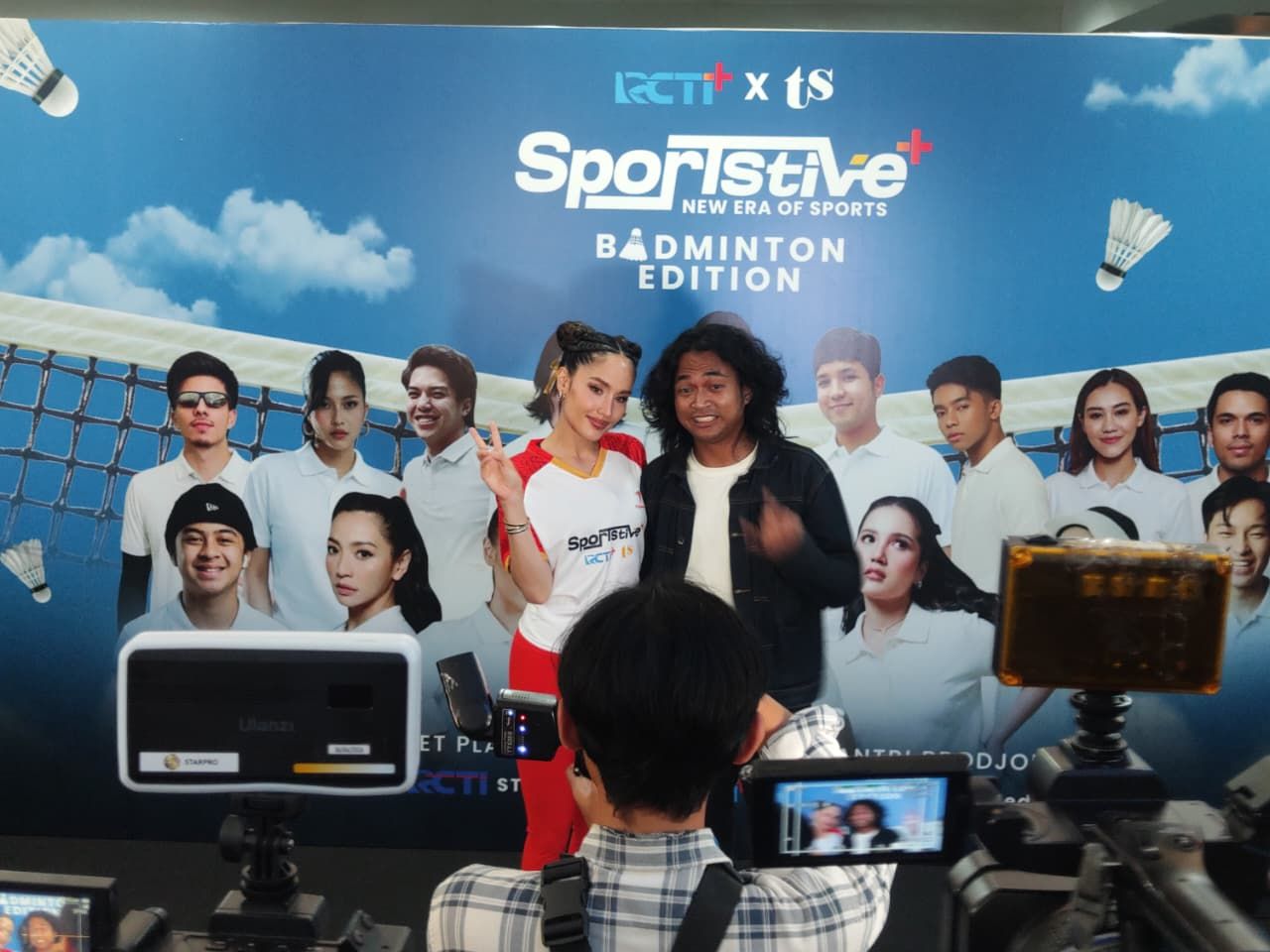Selebriti Meriah Panggung Badminton di GOR Soemantri - selebriti news from Juara.net