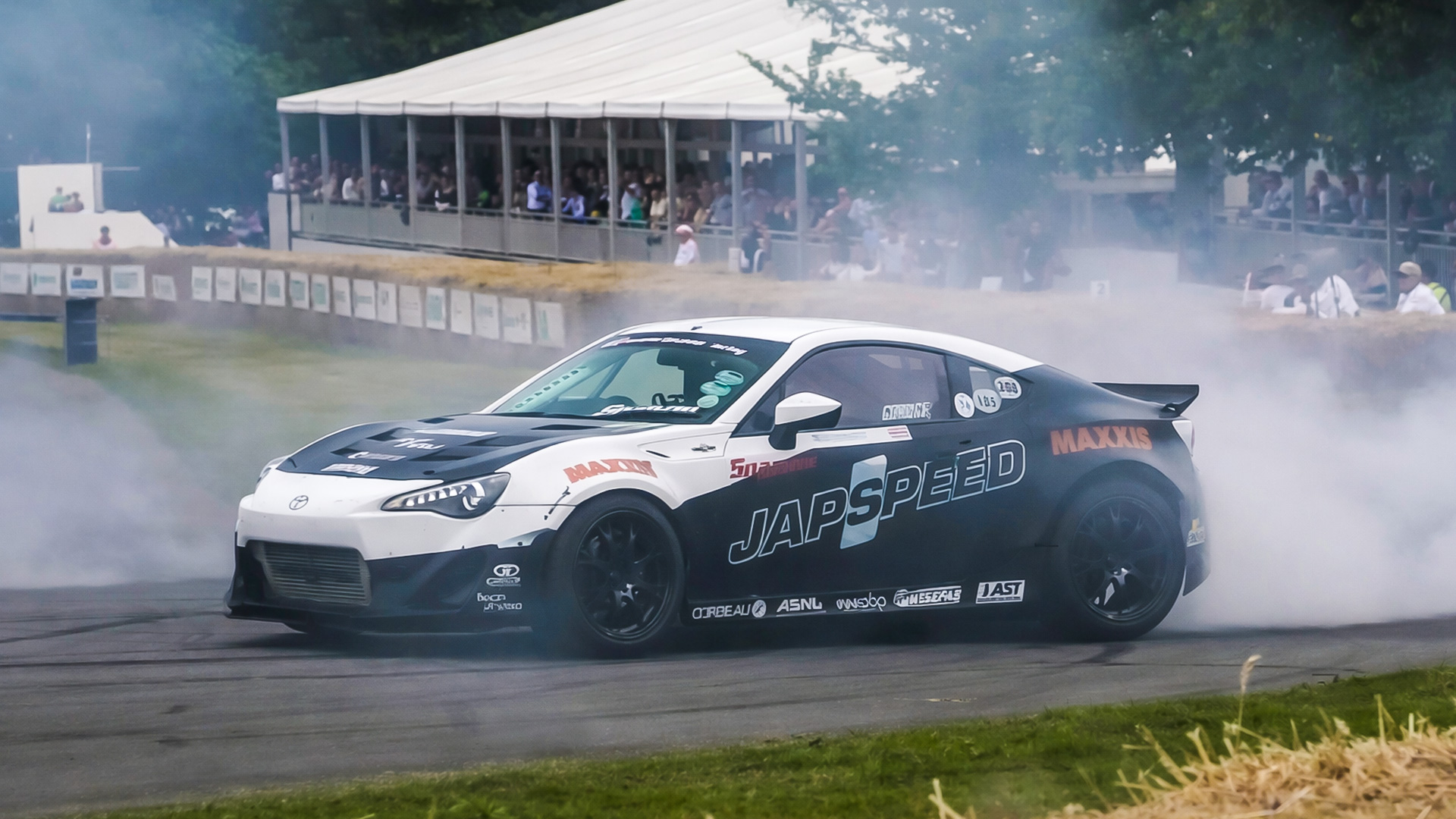 Toyota GT86 fills track with smoke during drift