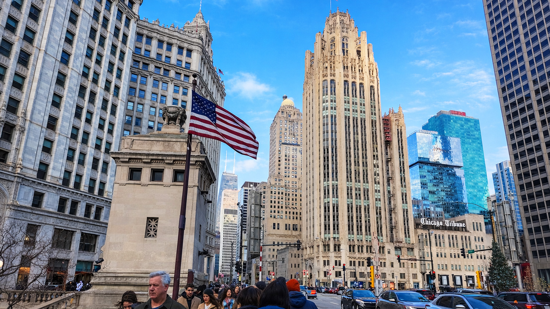 Walking Around Chicago Iconic Riverwalk Streets (4K)