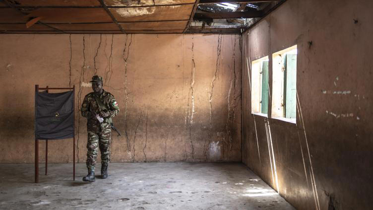 Bénin - élection bananière : Le Bénin dépouille les bulletins de vote d'une présidentielle sans grand suspense. Urnes déjà remplies avant l'ouverture de certains bureaux de votes