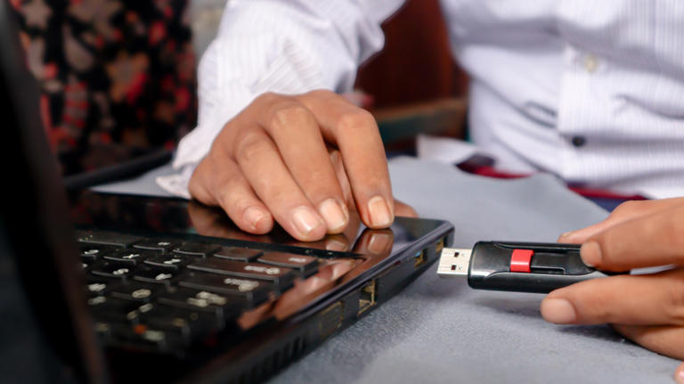What's the average lifespan of USB drives & SD memory cards?