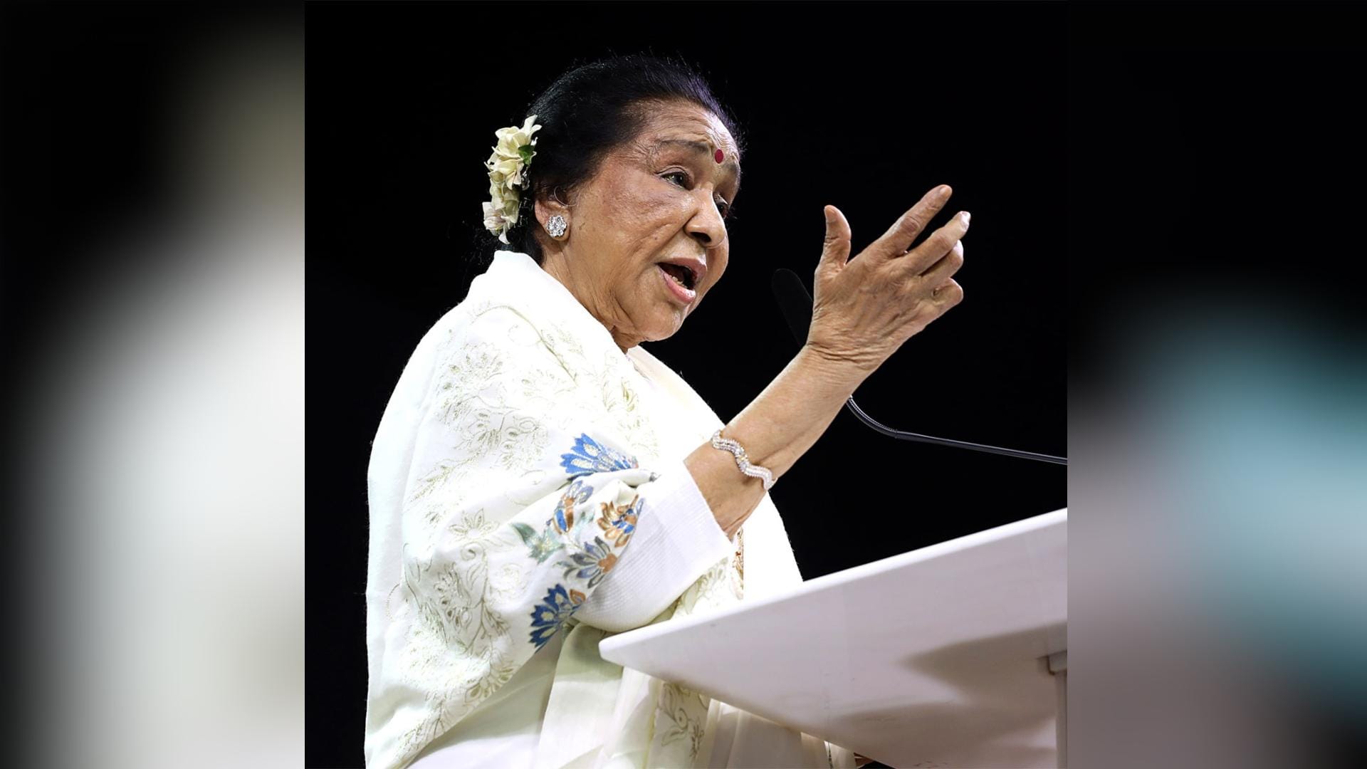 Singing legend Asha Bhosle dies at 92; read here