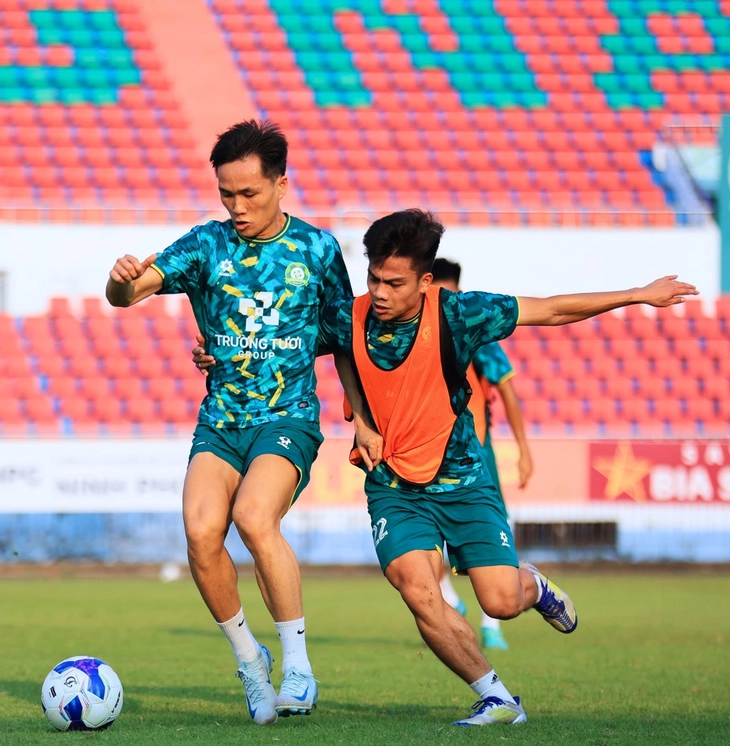 Lưu Tự Nhân lãnh thẻ đỏ, ứng viên lên V-League mất vui