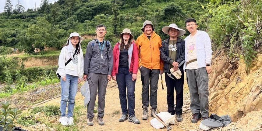Parte da equipa de investigação da Universidade de Oxford e da Universidade de Yunnan durante o trabalho de campo em junho de 2024 na secção de Biota de Jiangchuan. Da esquerda para a direita: Dr. Wenwen Wen, Professor Peiyun Cong, Dr. Frances Dunn, Professor Associado Luke Parry, Professor Associado Fan Wei e Dr. Gaorong Li.