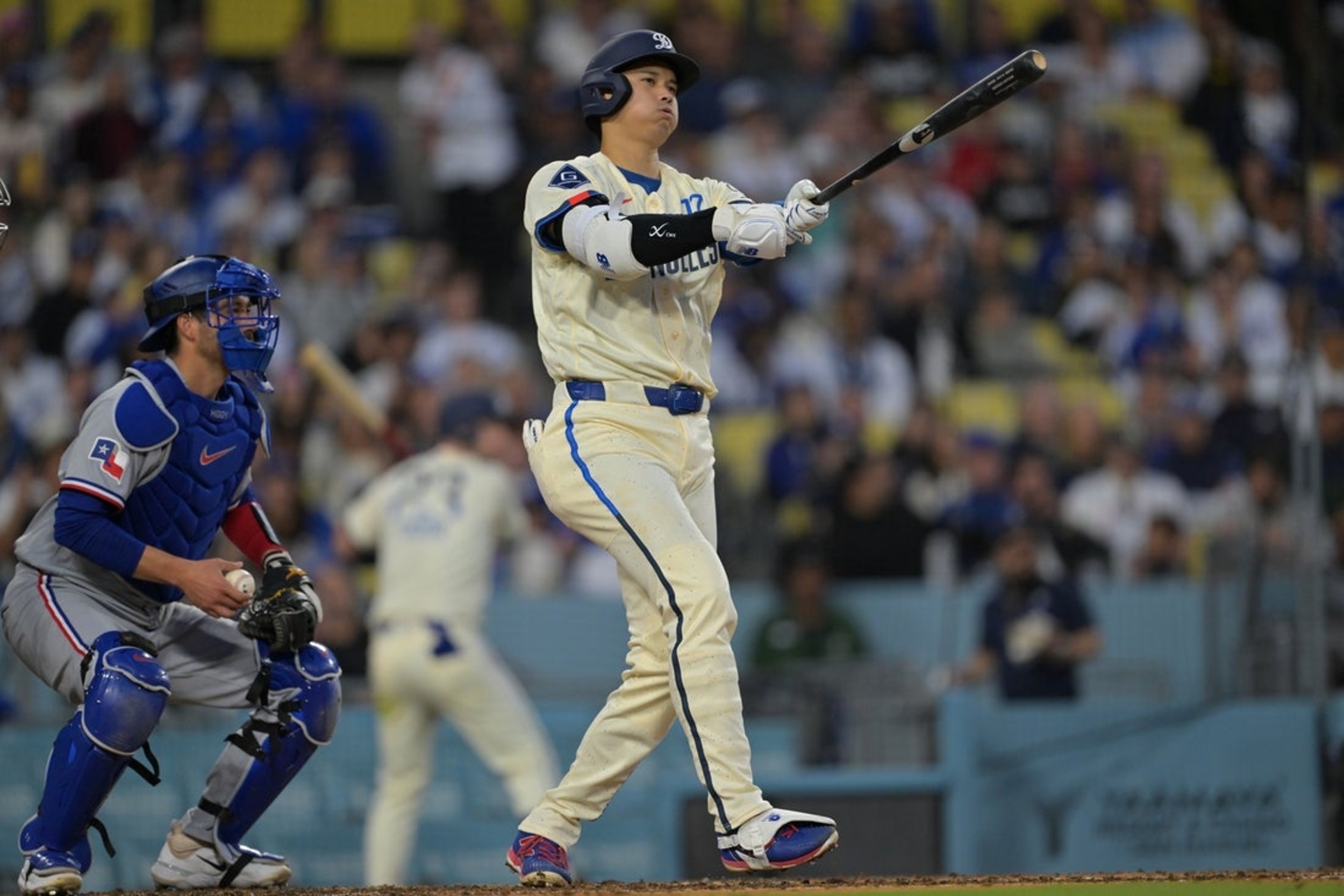 'Efficient' Dodgers showing Rangers their pitching, hitting prowess