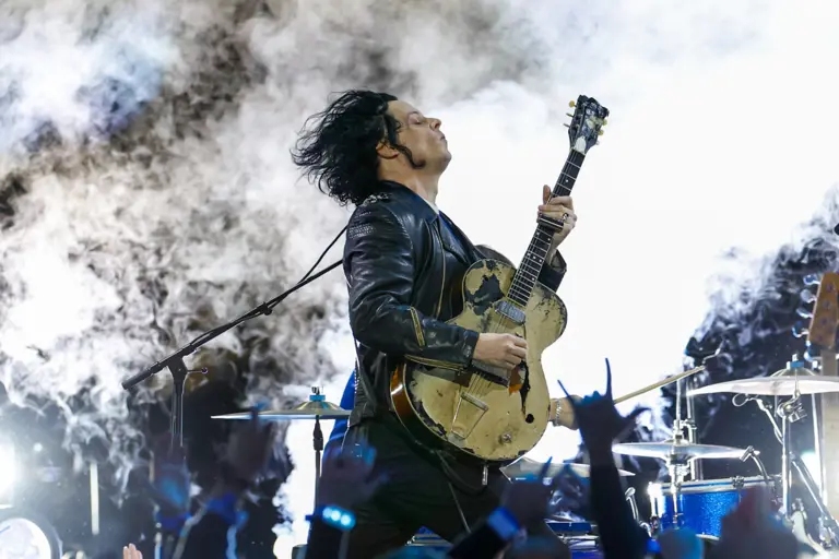 The Raconteurs feiern erstmals seit sieben Jahren Reunion bei Jack ...