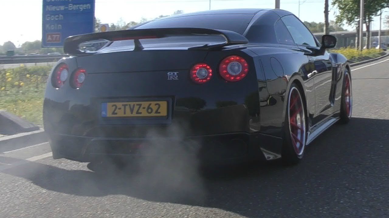 Supercars and performance cars in acceleration runs