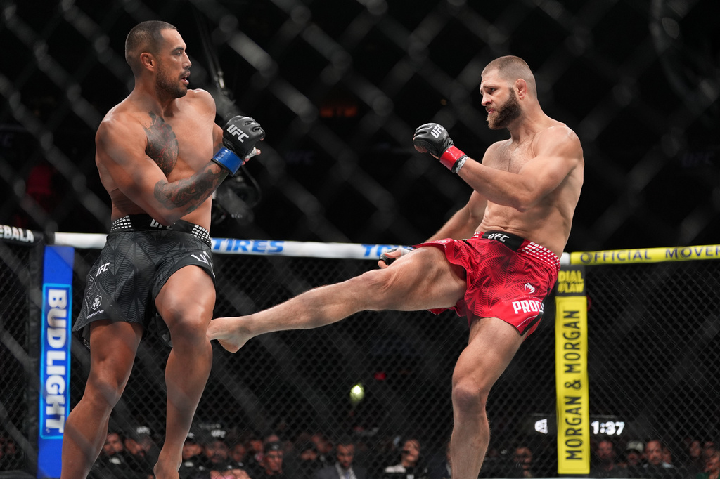 Ulberg delivers first-round KO to win light heavyweight belt as Trump takes spotlight at UFC 327<br><br>