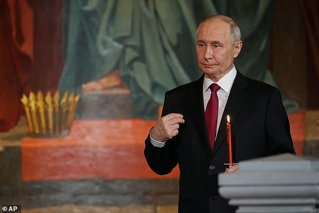 President Poetin woonde gisteravond de middernachtdienst op Paaszondag bij in de Christus de Verlosserkathedraal nabij het Kremlin, uren nadat hij het door Rusland afgekondigde staakt-het-vuren met Oekraïne had verbroken