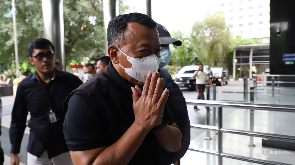 OTT KPK - Bupati Ponorogo Sugiri Sancoko bersama enam orang lainnya tiba di Gedung Merah Putih, Jakarta Selatan, Sabtu (8/11/2025). Sugiri Sancoko terjaring dalam operasi tangkap tangan (OTT) di Ponorogo pada Jumat (7/11/2025) (Tribunnews/Jeprima)