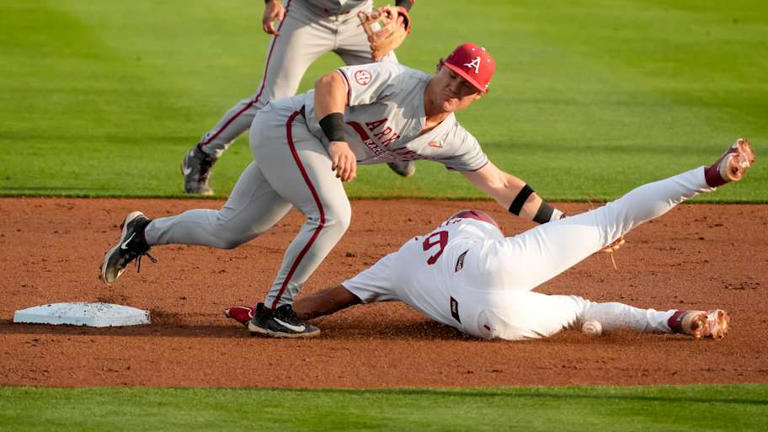 Arkansas baseball upsets Alabama, wins series as social media reacts