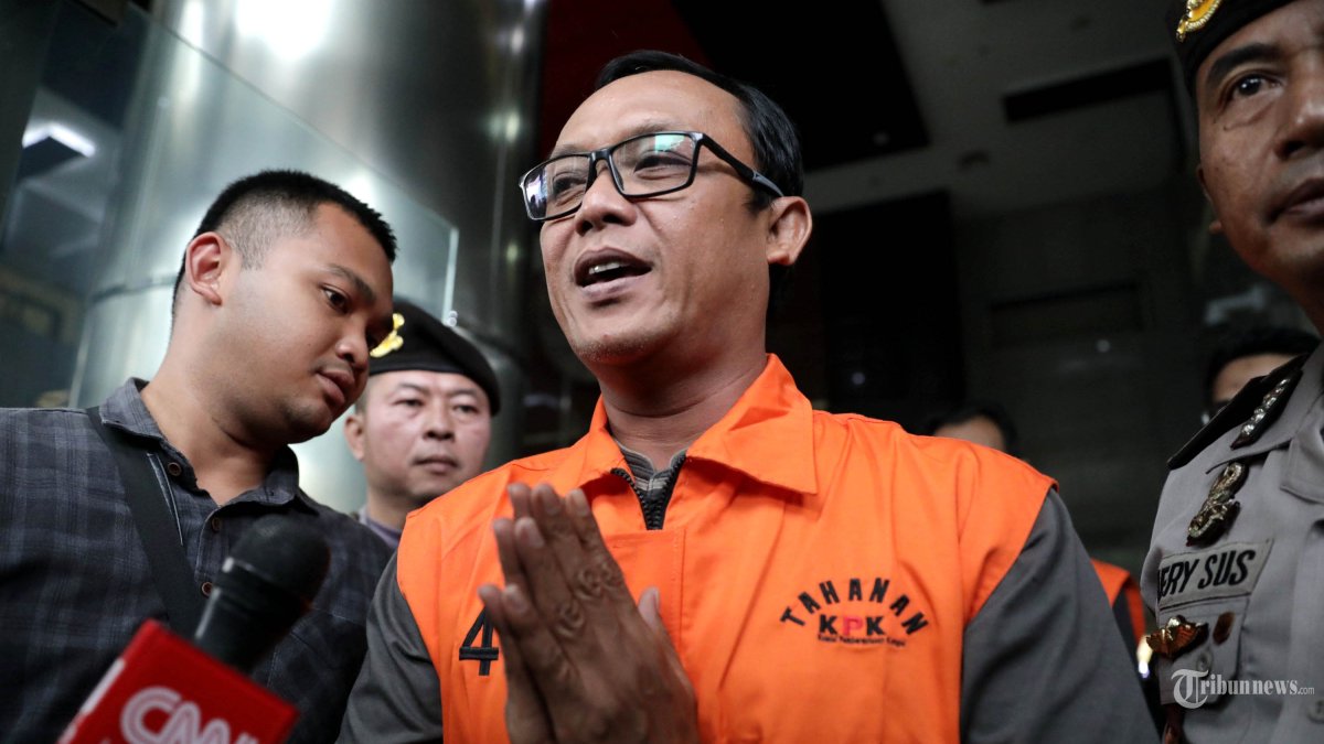 OTT KPK - Bupati Lampung Tengah Ardito Wijaya mengenakan rompi tahanan usai menjalani pemeriksaan di Gedung Merah Putih KPK, Jakarta, Kamis (11/12/2025). (TRIBUNNEWS/IRWAN RISMAWAN)