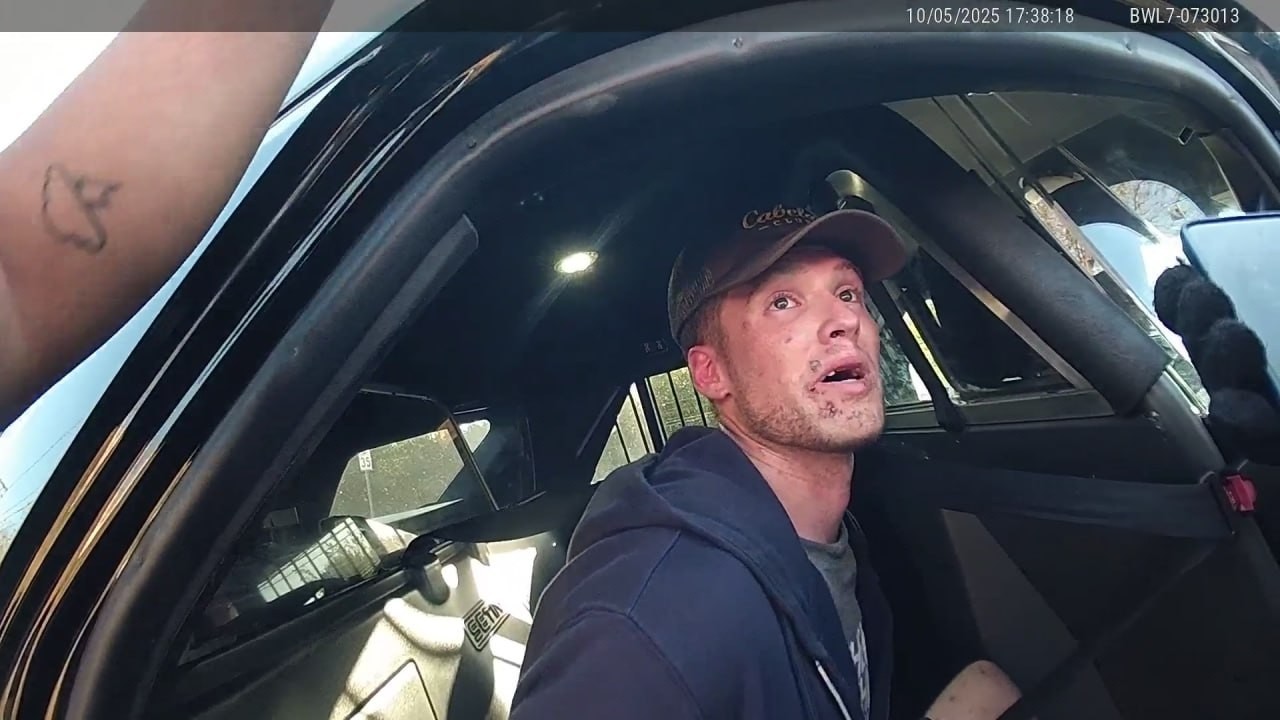 Man with suspended license starts panicking at traffic stop after cops ...