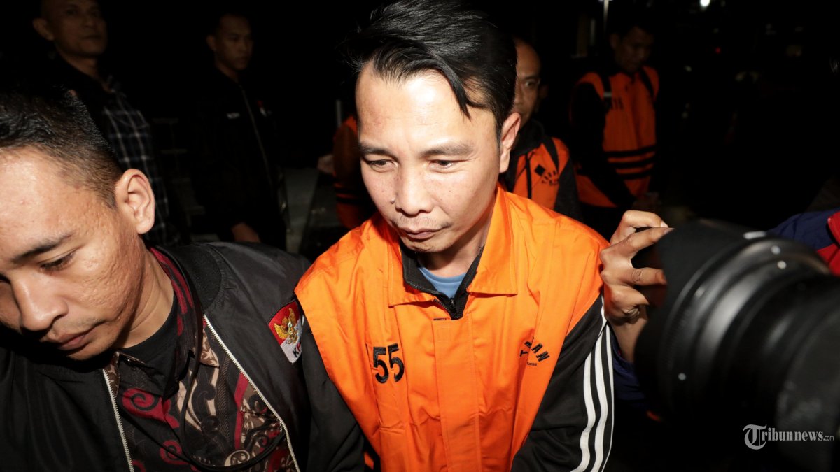 OTT KPK - Bupati Rejang Lebong Muhammad Fikri Thobari mengenakan romlo tahanan usai menjalani pemeriksaan pasca terjaring operasi tangkap tangan (OTT) di Gedung Merah Putih KPK, Jakarta, Rabu (11/3/2026) pagi. KPK resmi menahan Bupati Rejang Lebong Muhammad Fikri Thobari bersama empat tersangka lainnya usai terjaring operasi tangkap tangan (OTT) dalam kasus dugaan suap proyek. TRIBUNNEWS/IRWAN RISMAWAN (TRIBUNNEWS/IRWAN RISMAWAN)