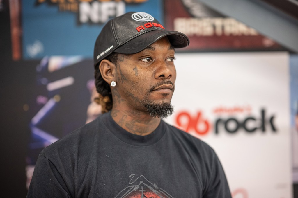 Offset appears onstage for first time after being shot<br><br>
