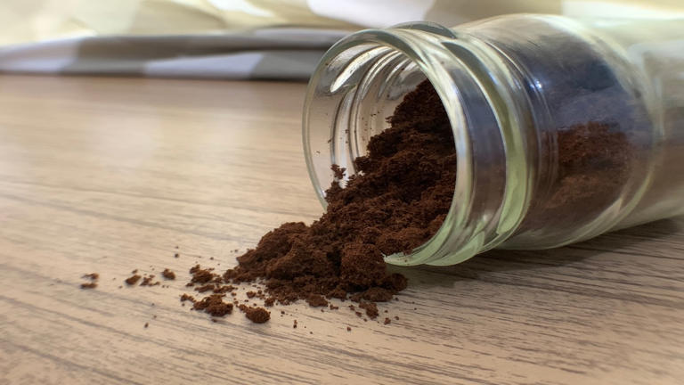 Misturar café usado com bicarbonato de sódio: um remédio caseiro que está ganhando popularidade