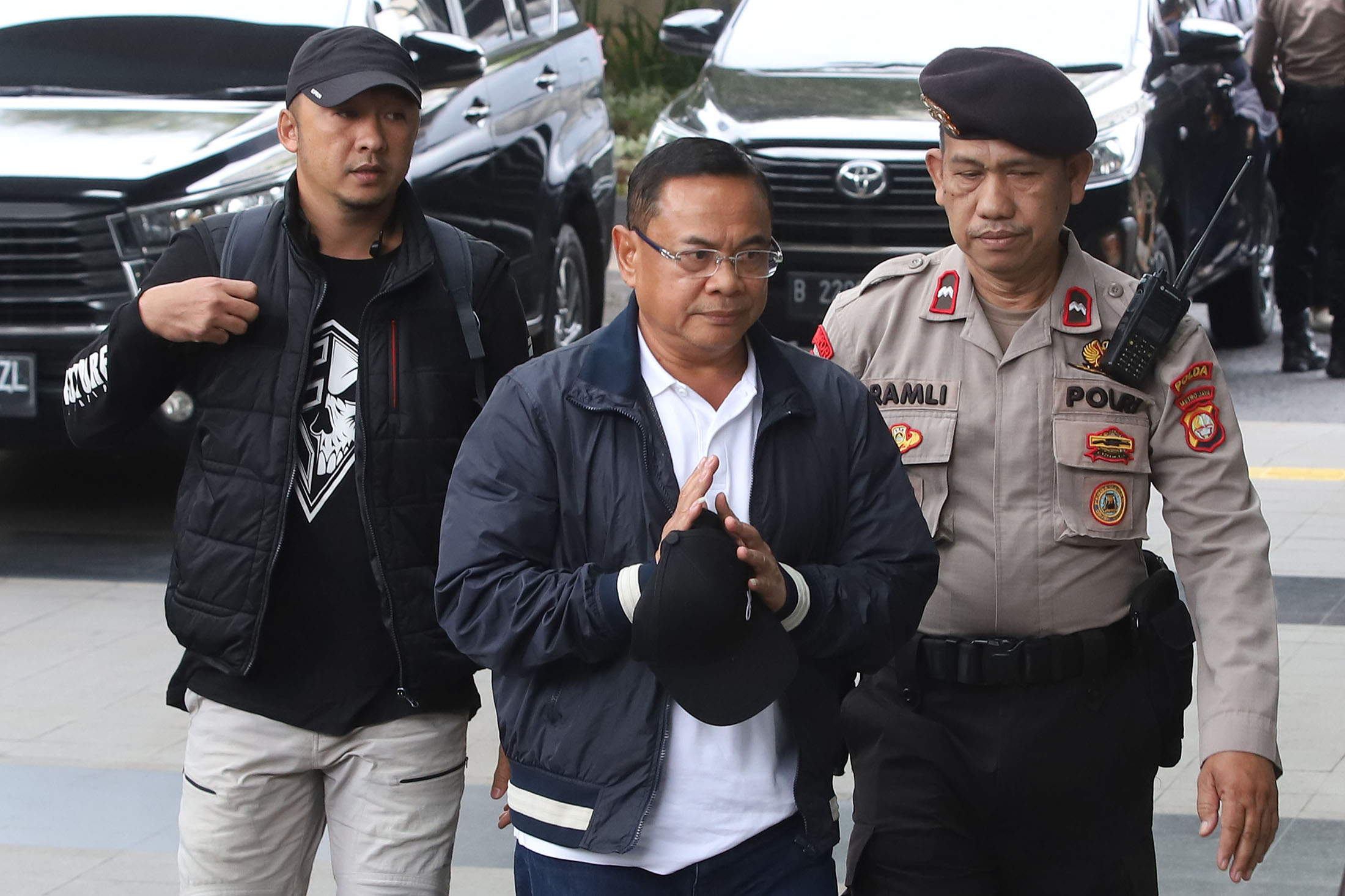 OTT KPK - Bupati Pati Sudewo tiba di gedung Komisi Pemberantasan Korupsi (KPK), Jakarta Selatan, Selasa (20/1/2026). KPK melakukan operasi tangkap tangan (OTT) terhadap Bupati Pati, Sudewo, yang diduga berkaitan dengan praktik korupsi dalam proses pengisian jabatan perangkat desa di Kabupaten Pati, Jawa Tengah. (Tribunnews/Jeprima)