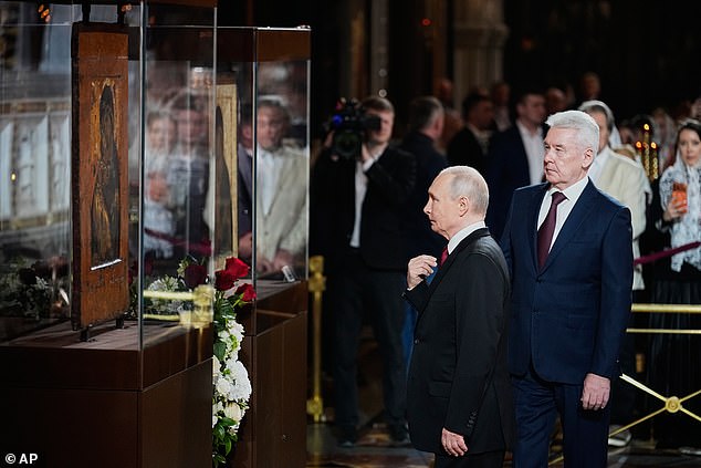 Poetin leek moe en vermoeid en droeg zware make-up tijdens het jaarlijkse uitje. Afgebeeld: Poetin (left) naast de burgemeester van Moskou, Sergey Sobyanin