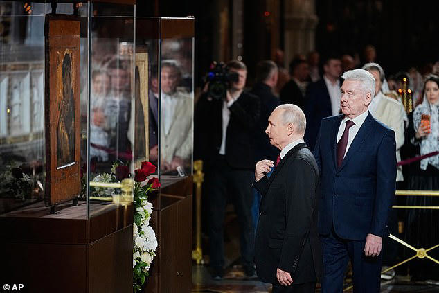 Poetin leek moe en vermoeid en droeg zware make-up tijdens het jaarlijkse uitje. Afgebeeld: Poetin (left) naast de burgemeester van Moskou, Sergey Sobyanin