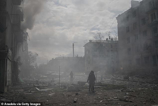 Uren voordat het staakt-het-vuren zou beginnen, lanceerde Rusland drone-aanvallen in heel Oekraïne. Afgebeeld: Een zicht op de nasleep na een Russische luchtaanval met behulp van KAB-250 geleide bommen in het stadscentrum van Kramatorsk, Oekraïne, op 11 april 2026