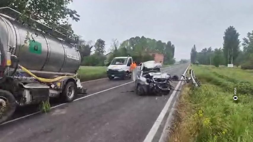 Scontro tra autocarro e auto a Modena: 3 morti e un ferito grave