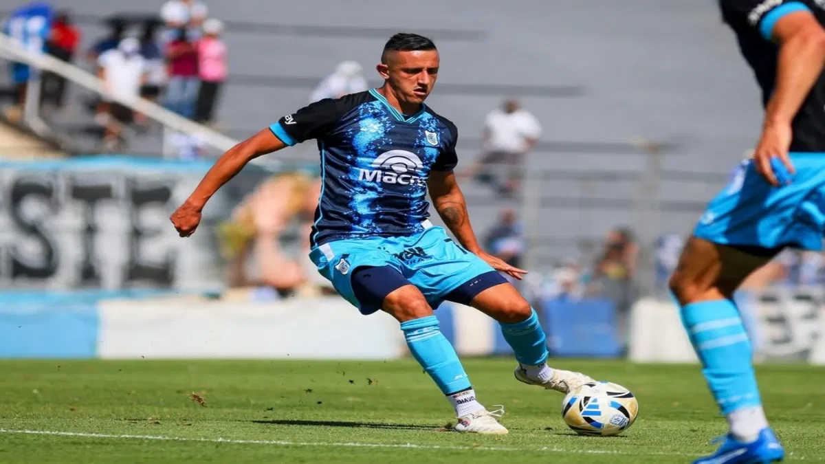 Escándalo en el aire: futbolista argentino es detenido por bromear con ...