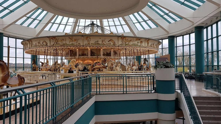 New York's largest shopping mall is an entertainment hub with premium ...