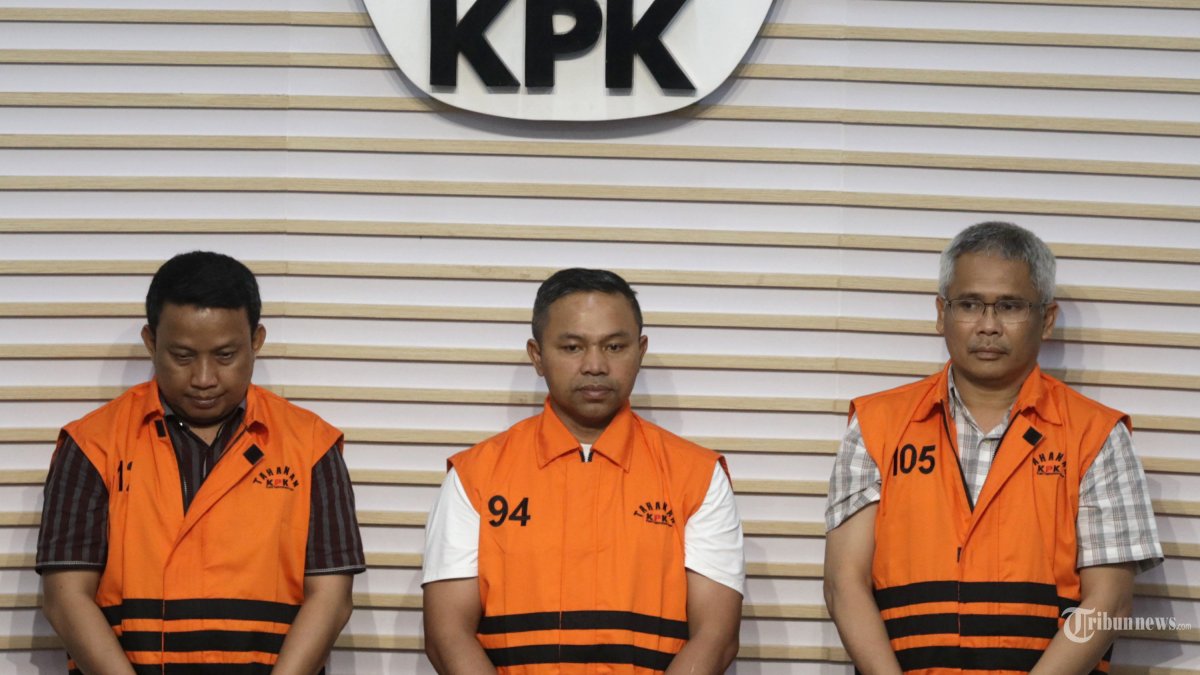PENETAPAN TERSANGKA - Gubernur Riau Abdul Wahid (tengah) bersama Kepala Dinas Pekerjaan Umum, Penataan Ruang, Perumahan, Kawasan Permukiman dan Pertanahan (PUPR PKPP) Provinsi Riau M. Arief Setiawan (kanan) dan Tenaga Ahli Gubernur Riau Dani M. Nursalam (kiri) mengenakan rompi tahanan usai menjalani pemeriksaan di Gedung Merah Putih KPK, Jakarta, Rabu (5/11/2025). (TRIBUNNEWS/IRWAN RISMAWAN)