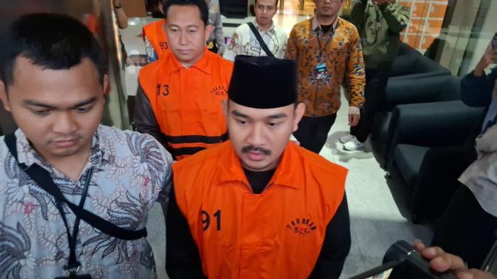 OTT KABUPATEN BEKASI - Bupati Kabupaten Bekasi Ade Kuswara Kunang, usai ditetapkan sebagai tersangka kasus suap, di Gedung KPK, Jakarta, Sabtu (20/12/2025). Ade Kuswara meminta maaf kepada masyarakat Kabupaten Bekasi atas perilakunya yang menerima suap. (Tribunnews/Ibriza Fasti Ifhami)