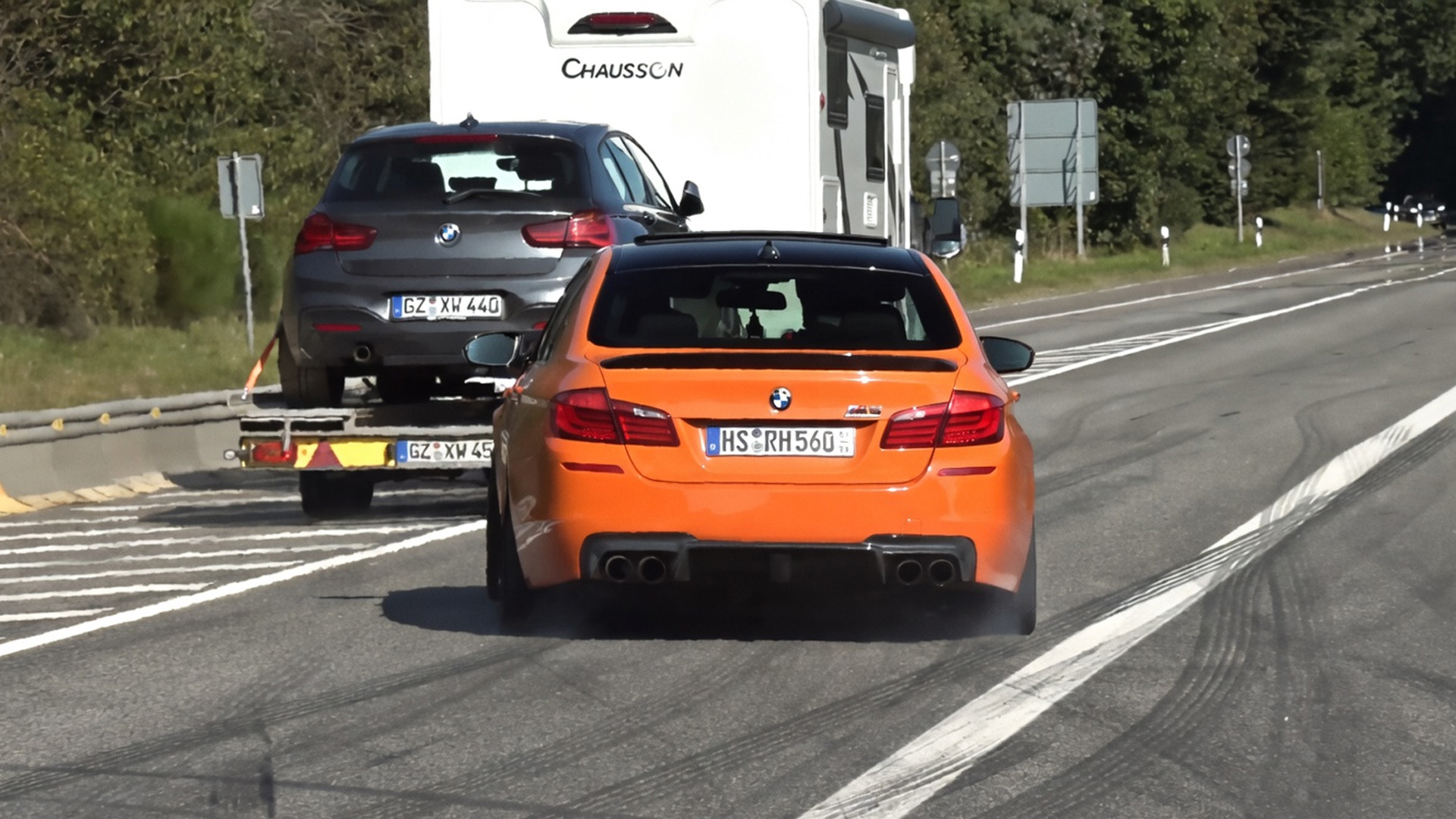 BMW M5 almost hits towed truck during wild acceleration