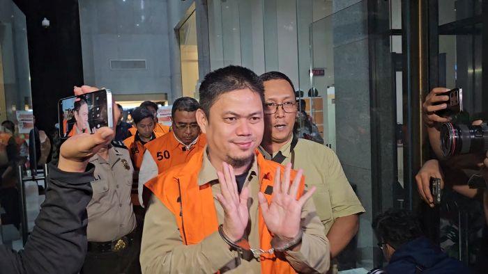 ABDUL AZIS — KPK resmi menahan Bupati Kolaka Timur (Koltim) Abdul Azis setelah menetapkannya sebagai tersangka dalam kasus dugaan korupsi terkait proyek pembangunan Rumah Sakit Umum Daerah (RSUD) di Koltim, Sulawesi Tenggara. Penahanan dilakukan usai konferensi pers penetapan tersangka yang berakhir pukul 02.14 WIB, Sabtu (8/8/2025) dini hari. (Tribunnews/Ilham Rian Pratama)