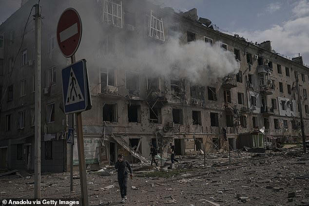 Volgens de Oekraïense luchtmacht richtte Rusland zich 's nachts op Oekraïne met 160 drones, waarvan er 133 werden neergeschoten of onderschept, uren voordat een voorgesteld paasstaakt-het-vuren van kracht zou worden