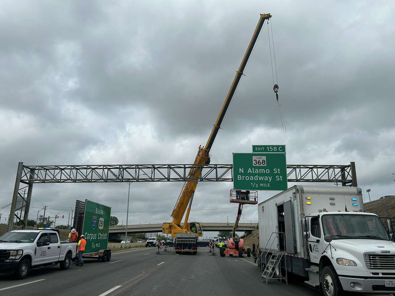 Major crash shuts down portion of I-35, closed for hours to remove overhead sign<br><br>