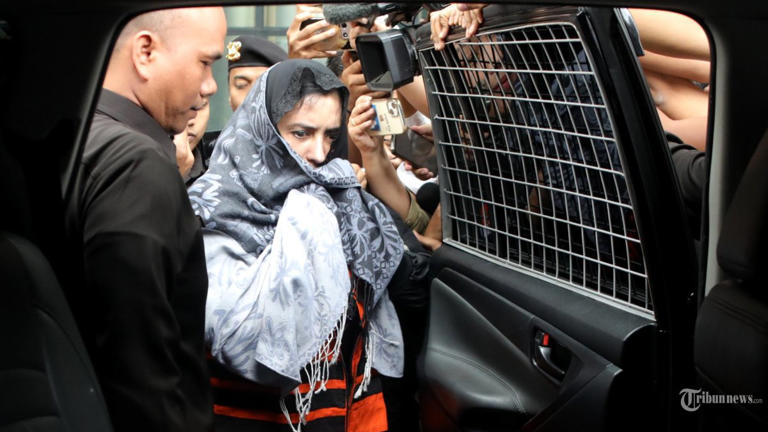 OTT KPK - Bupati Pekalongan?Fadia Arafiq mengenakan rompi tahanan usai menjalani pemeriksaan pasca terjaring operasj tangkap tangan (OTT) di Gedung Merah Putih KPK, Jakarta, Rabu (4/3/2026). KPK resmi menahan Bupati Pekalongan?Fadia Arafiq terkait pengadaan jasa outsourcing dan pengadaan lainnya di lingkungan Pemerintah Kabupaten (Pemkab) Pekalongan Tahun Anggaran 2023-2026. TRIBUNNEWS/IRWAN RISMAWAN (TRIBUNNEWS/IRWAN RISMAWAN)