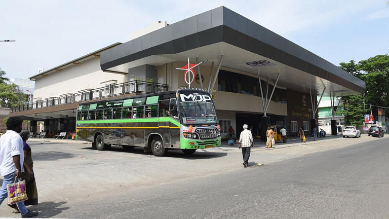 DMK leaders showcase Panjappur & Srirangam bus stands to woo voters