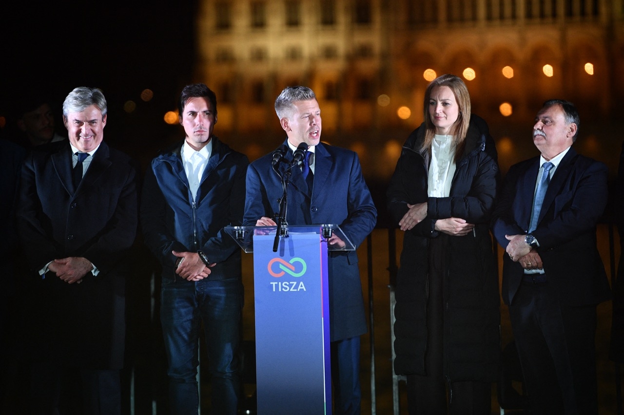 Ông Peter Magyar, lãnh đạo đảng trung hữu Tisza, phát biểu chiến thắng vào đêm 12/4. Ảnh: AFP