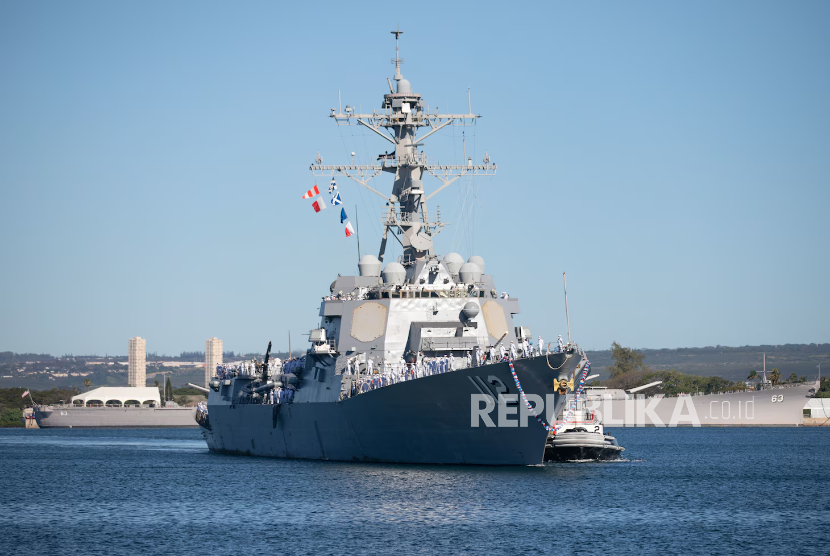 Dua Kapal Perang AS Lari dari Selat Hormuz Setelah Diancam Iran