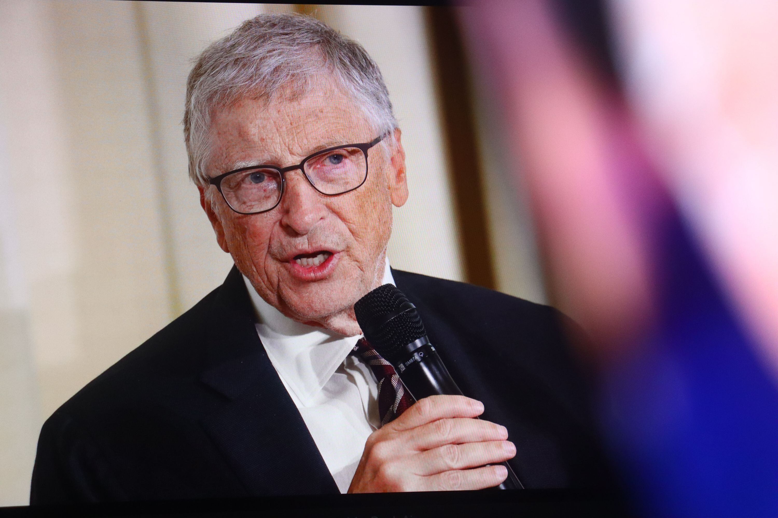 Celulares: por qué no hay que usarlos nunca durante este momento del día, según Bill Gates