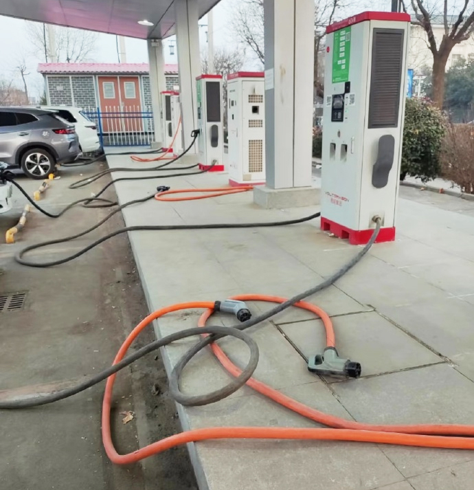 Súng sạc xe điện bị vứt không thương tiếc sau khi dùng