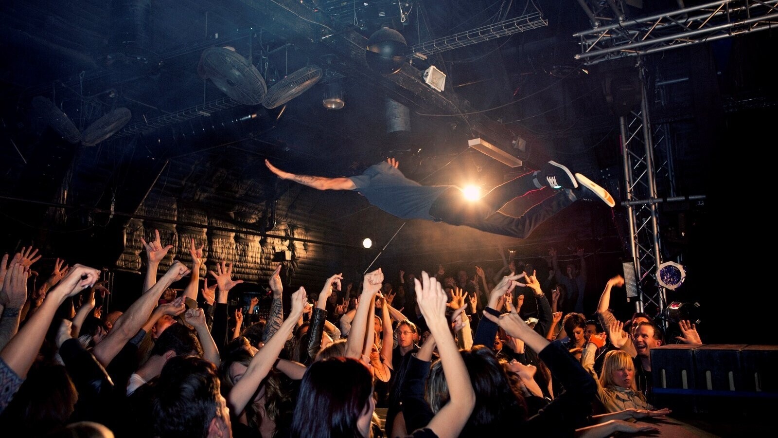 17 artists who bit the dust on stage