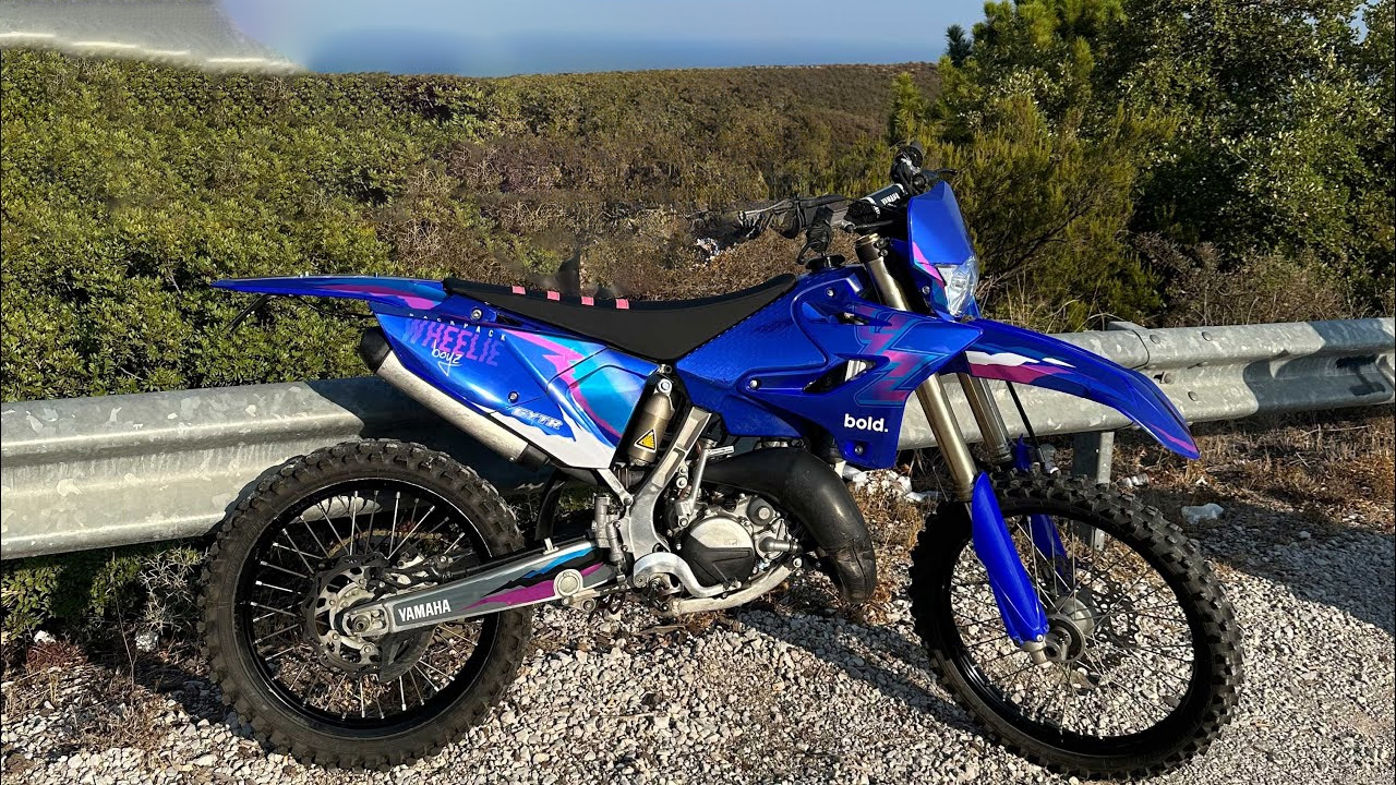 La YZ125 personalizada recibe mejoras eléctricas y de estilo